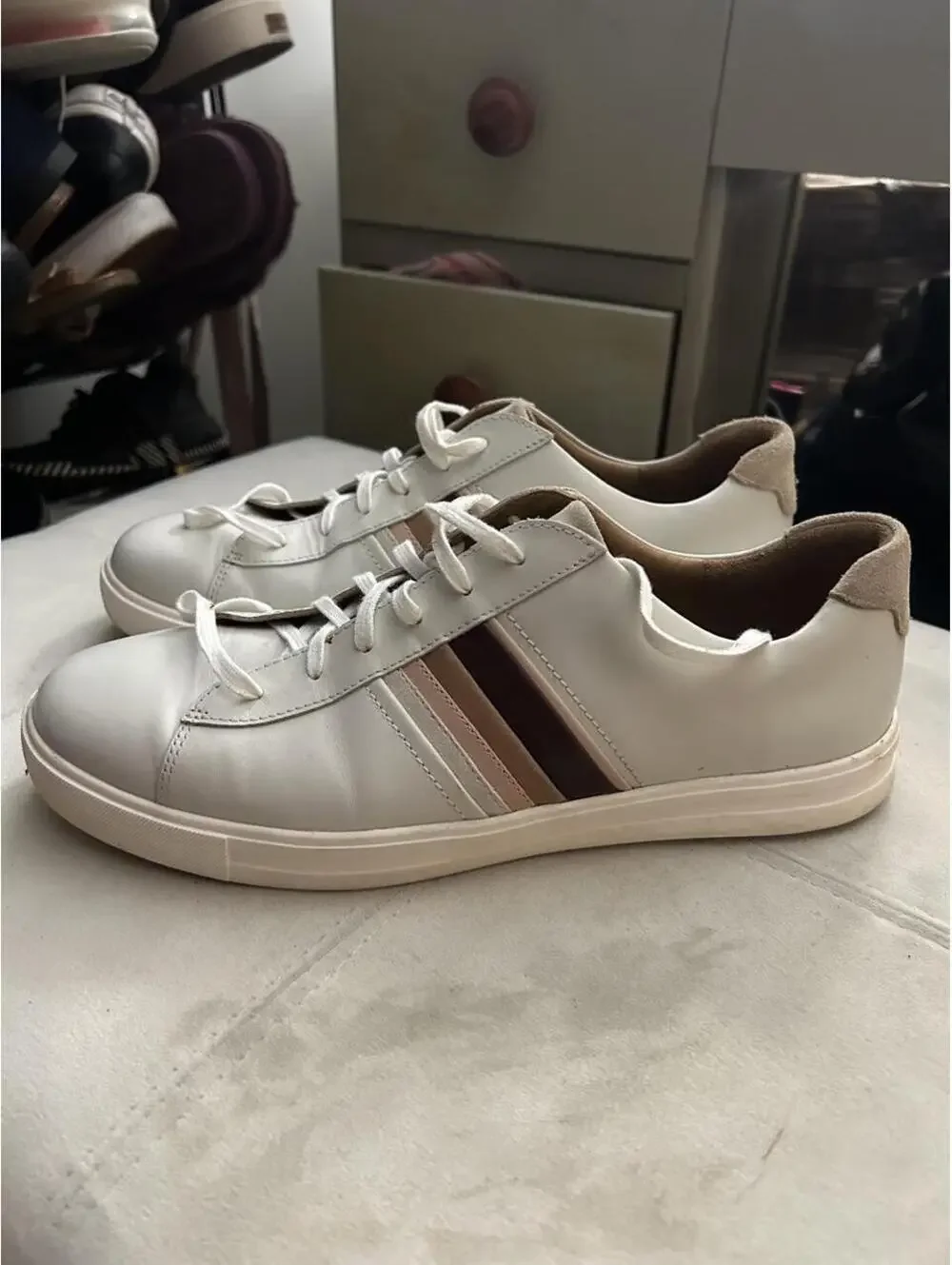 Clarks White leather sneakers with brown and beige stripes, size US 12
